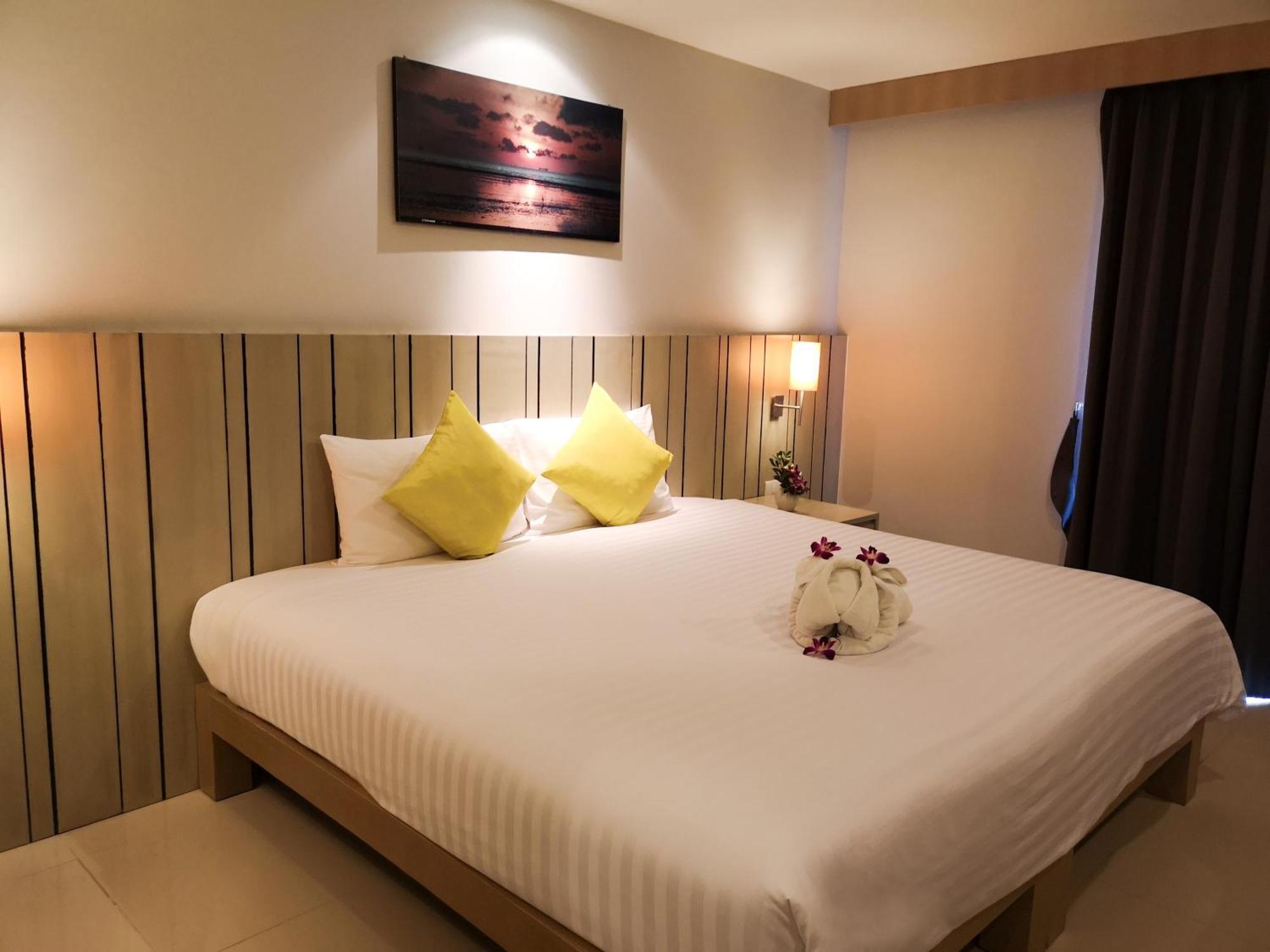 Andakira Hotel - SHA Extra Plus Patong Bagian luar foto